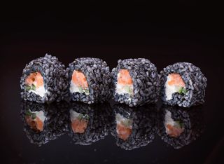 Урамаки Блек Филадефия пушена сьомга (4бр-105г)