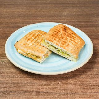 ქათმის და პესტოს სენდვიჩი