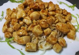 Prženi špageti sa piletinom