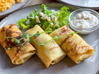 Naleśniki z mięsem podawane z zieloną sałatą i śmietaną (310/50g)