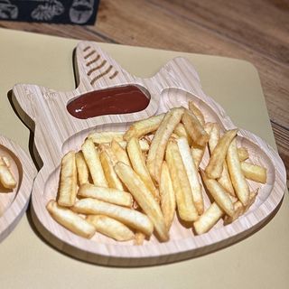 CARTOFI PRĂJITI CU KETCHUP