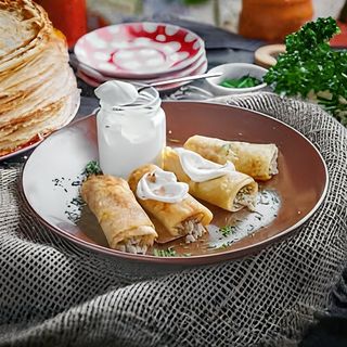 Блины с мясом под сливочно-грибным соусом