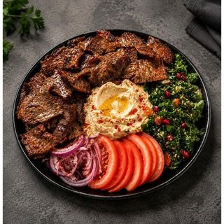 Kebab de Vita cu hummus si salate la farfurie  