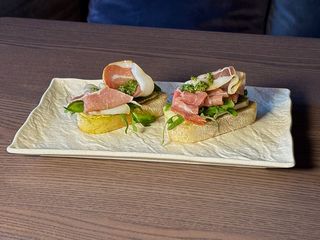 Брускети з сиром Брі та слайсами хамону (90g)