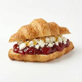 Croissant De Queso Tierno Y Mermelada De Fresa