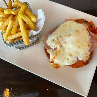 Milanesa De Pollo Con Tomate,Mozarela y Jamón