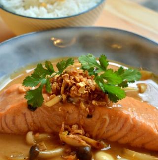 Curry De Salmón Con Arroz 