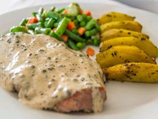 Ceafa de porc in sos de piper verde