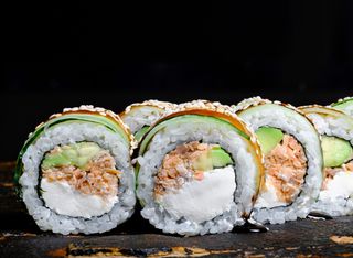 Рол Філадельфія з лососем теріякі в огірку (310г)