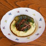 Картофельное пюре с брискетом и соленым огурцом