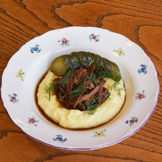 Картофельное пюре с брискетом и соленым огурцом