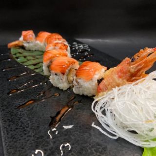 J68 Uramaki dragon roll