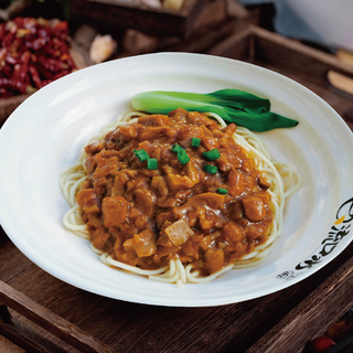 Fideos con cerdo guisado  y verduras(Sin Picante) 浇汁卤肉拌面/米线