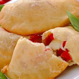 panzerotti con mozzarella e pomodoro 