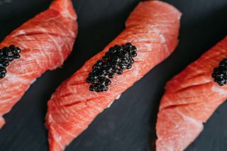 Nigiri toro con caviar (2 uds.)