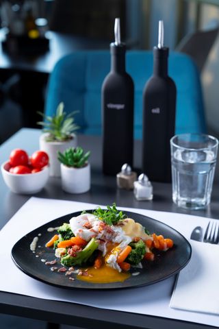 Ouă poșate cu sos olandez