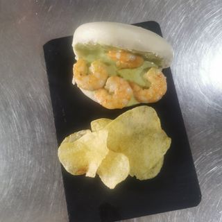 Pan bao con Ali Oli verde y langostinos 
