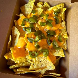 Nachos Con Cheddar Y Jalapeños