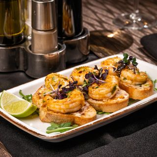 Bruschete cu creveti si maioneza usor picanta