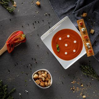 Supă cremă de ardei kapia copt cu roșii, cartofi dulci și brânză feta