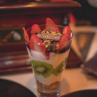 Yogur + cereales + 2 piezas de fruta del tiempo