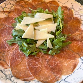 Ración de carpaccio de cerdo.