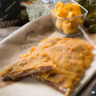 Cachopo XL relleno de jamón y queso cabrales Con pimientos del piquillo
