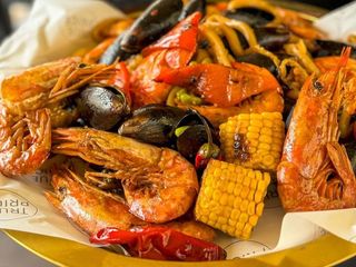 Wiaderko owoców morza z langustinkami