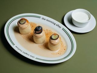 Syrniki z sosem anglaise, mlekiem skondensowanym i jadodami