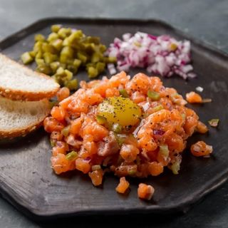 Tatar z Łososia z dodatkiem warzywek i pieczywa