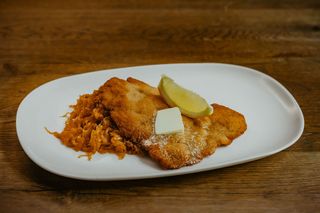 Domowy Kotlet Schabowy z Kapustą Zasmażaną