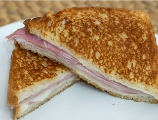 Sándwich Mixto Con Huevo Frito