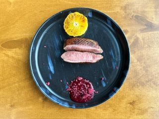 Філе качки з карамелізованим апельсином та ягідним соусом