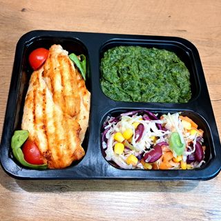 Pileći file sa spanaćem i vitaminskom salatom