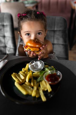 Mini burger + cartofi proaspat prajiti