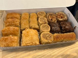 Средна кутия микс орех  (650г)