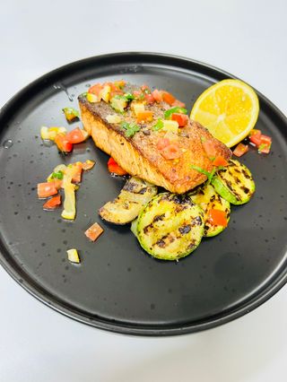 Somon cu legume la gratar