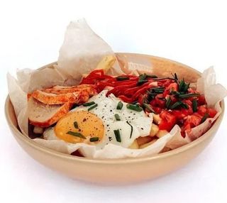 Френч фрайс з курятиною, смаженим яйцем та томатами