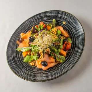 Ensalada De Salmón Ahumado, Papaya, Aguacate Y Nueces