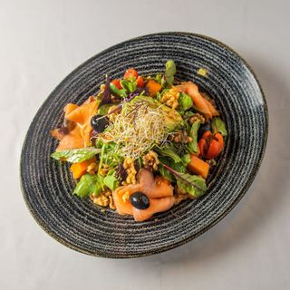 Ensalada De Salmón Ahumado, Papaya, Aguacate Y Nueces