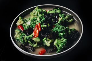 შემწვარი ბროკოლი ბოსტნეულით, C17