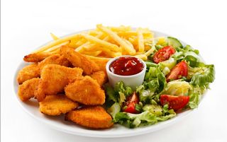 Crispy de pui + Salata + Cartofi Pai + Băutură la alegere