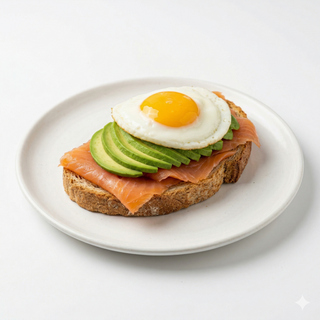 Tostada Integral De Salmón Ahumado Con Aguacate Y Huevo