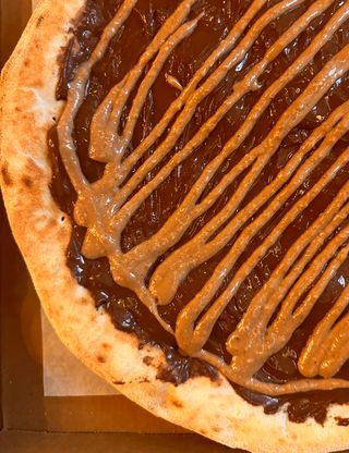 Pizza de Nutella con praliné de pistacho y granola de pistacho (33 Cm.)