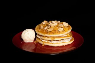 Панкейки з творожним мусом,арахісом та домашнім морозиво