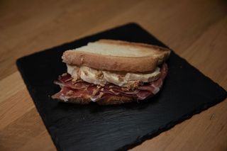 Pan Rustik Con Queso De Cabra Y Jamón