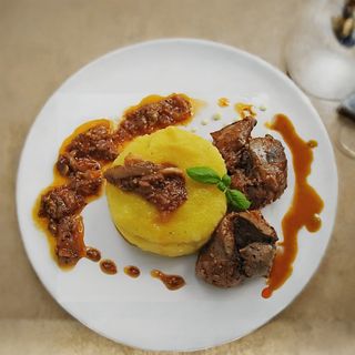 Meniu ficatei in sos cu mămăliguță  și castraveti murati