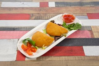 Empanadillas de cochinillo con salsa de la casa aparte (2 uds.)