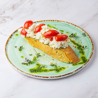 Брускетта с черри и моцареллой