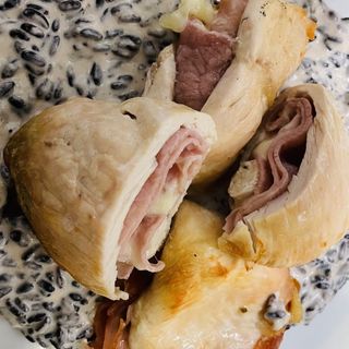 Involtino di pollo su letto di riso nero